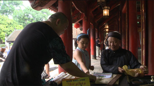 Trong khi đó, chị cả Suti cũng hoàn thành xuất sắc nhiệm vụ được giao tại Văn Miếu Quốc Tử Giám. Bé xin chữ về cho mẹ Thúy Hạnh.