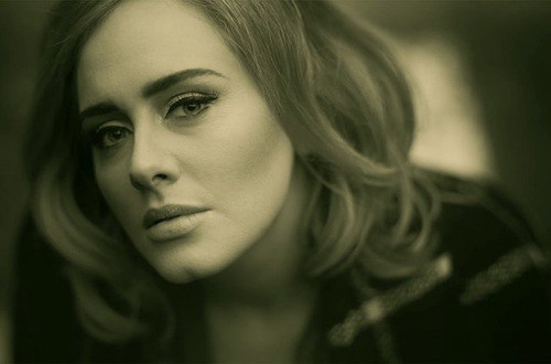 Không phụ lòng của người hâm mộ, họa mi nước Anh đã thể hiện giọng ca tuyệt vời của mình trong 11 ca khúc mới. Nỗi buồn về tình yêu tan vỡ cùng nhiều cung bậc cảm xúc khác nhau là điều dễ nhận thấy trong album "25". Bằng việc phát hành album mới này, Adele chính thức lập kỷ lục bán chạy với 3,38 triệu bản trong tuần đầu tiên.