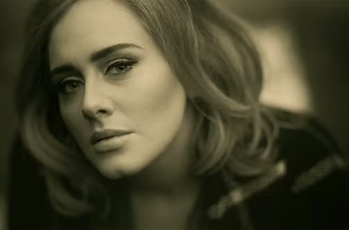 Không phụ lòng của người hâm mộ, họa mi nước Anh đã thể hiện giọng ca tuyệt vời của mình trong 11 ca khúc mới. Nỗi buồn về tình yêu tan vỡ cùng nhiều cung bậc cảm xúc khác nhau là điều dễ nhận thấy trong album "25". Bằng việc phát hành album mới này, Adele chính thức lập kỷ lục bán chạy với 3,38 triệu bản trong tuần đầu tiên.