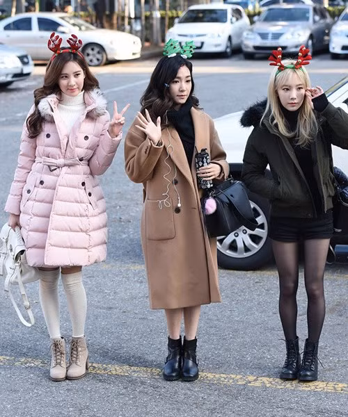 Thêm vào đó, những giai điệu hấp dẫn được thể hiện bằng giọng ca trong trẻo, ngọt ngào đã thực sự khiến fan ngất ngây. "Dear Santa" cũng là MV đánh dấu sự trở lại của TaeTiSeo sau một năm vắng bóng.