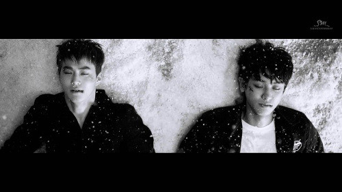  "Sing For You": Mới đây, ngày 10/12, EXO đã chính thức phát hành album "Sing For You" mừng Giáng sinh 2015. Ngay sau khi album phát hành, "Sing For You" đã mang về không ít thành tích đáng kể cho EXO. Đó là vị trí đứng đầu trên tất cả các bảng xếp hạng âm nhạc ở Hàn Quốc như Melon, Genie, Naver Music, Bugs và Soribada..