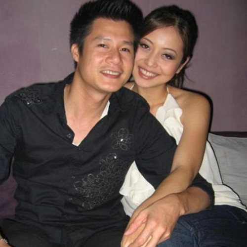 Năm 2006, Jennifer Phạm về nước đóng phim và có cuộc gặp gỡ định mệnh với nam danh ca gốc Bình Định - Quang Dũng. Bộ phim "Những chiếc lá thời gian" chính là "bà mối" giúp tình cảm của cặp đôi tiến thêm một bước mới và trở thành cặp vợ chồng đẹp đôi nhất showbiz Việt một thời. Trong suốt quá trình đóng phim, ban đầu cả hai còn lạ lẫm, nhưng sự ga lăng của nam ca sĩ và sẵn sàng chỉ dẫn "đàn em" trong các cảnh quay đã giúp họ nhanh chóng gần gũi nhau hơn và đám cưới nhanh chóng diễn ra một năm sau đó.