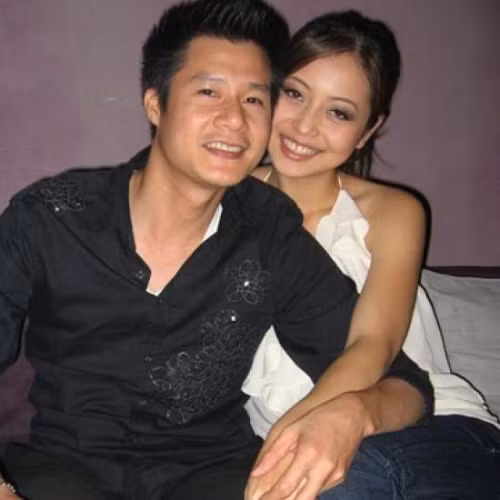 Năm 2006, Jennifer Phạm về nước đóng phim và có cuộc gặp gỡ định mệnh với nam danh ca gốc Bình Định - Quang Dũng. Bộ phim "Những chiếc lá thời gian" chính là "bà mối" giúp tình cảm của cặp đôi tiến thêm một bước mới và trở thành cặp vợ chồng đẹp đôi nhất showbiz Việt một thời. Trong suốt quá trình đóng phim, ban đầu cả hai còn lạ lẫm, nhưng sự ga lăng của nam ca sĩ và sẵn sàng chỉ dẫn "đàn em" trong các cảnh quay đã giúp họ nhanh chóng gần gũi nhau hơn và đám cưới nhanh chóng diễn ra một năm sau đó.