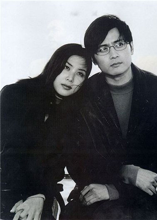 Anh từng hẹn hò với Á hậu Yeom Jung Hwa nhưng chia tay vào năm 2001. Sau đó, Jang Dong Gun phải lòng nữ diễn viên kiêm người mẫu cùng tuổi Go So Young (trong ảnh). Cả hai đóng cặp trong bộ phim “Gió thổi khúc tình yêu”.