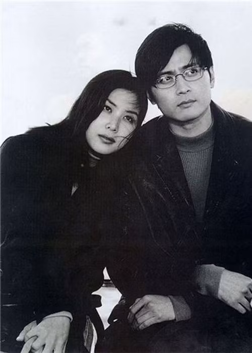 Anh từng hẹn hò với Á hậu Yeom Jung Hwa nhưng chia tay vào năm 2001. Sau đó, Jang Dong Gun phải lòng nữ diễn viên kiêm người mẫu cùng tuổi Go So Young (trong ảnh). Cả hai đóng cặp trong bộ phim “Gió thổi khúc tình yêu”.