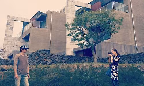 Kỷ niệm 5 năm ngày cưới, Go So Young tự tay chụp hình ông xã đang tạo dáng ngay trước căn nhà của họ.