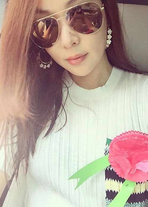 Nữ diễn viên “Gió thổi khúc tình yêu” hạnh phúc khi nhận món quà của con trai là bông hoa nhỏ dành cho mình nhân ngày bố mẹ tại Hàn Quốc.