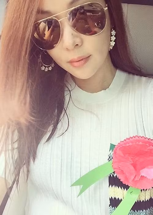 Nữ diễn viên “Gió thổi khúc tình yêu” hạnh phúc khi nhận món quà của con trai là bông hoa nhỏ dành cho mình nhân ngày bố mẹ tại Hàn Quốc.