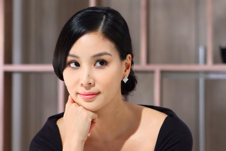 Hạnh phúc thêm trọn vẹn khi vợ chồng Jang Dong Gun chào đón cô con gái thứ hai vào năm 2014. Cặp đôi cũng chưa từng dính điều tiếng thị phi nào từ khi chung sống đến nay. Vì vậy, họ được xem là đôi vợ chồng mẫu lý tưởng trong làng giải trí xứ Hàn.