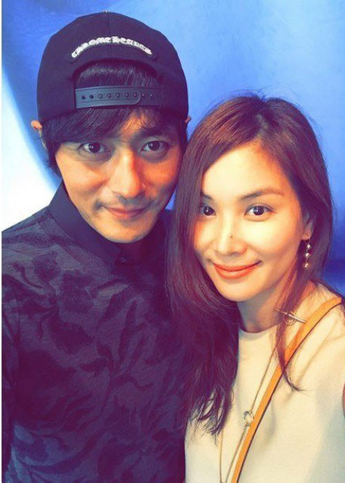 Mới đây, vợ Jang Dong Gun còn chia sẻ bức ảnh chụp chung với chồng. Cả hai đang mỉm cười rất hạnh phúc bên nhau. Đi kèm bức ảnh là dòng chú thích “tình bạn vĩnh cửu”. Tổ ấm viên mãn của cặp đôi khiến không ít người phải ghen tị. 