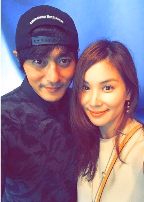 Mới đây, vợ Jang Dong Gun còn chia sẻ bức ảnh chụp chung với chồng. Cả hai đang mỉm cười rất hạnh phúc bên nhau. Đi kèm bức ảnh là dòng chú thích “tình bạn vĩnh cửu”. Tổ ấm viên mãn của cặp đôi khiến không ít người phải ghen tị. 