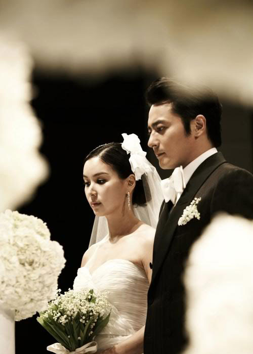 Sau 5 tháng kết hôn, bà xã Jang Dong Gun hạ sinh con trai đầu lòng. Trong suốt thời gian Go So Young “vượt cạn”, tài tử xứ Hàn đã luôn ở bên và động viên vợ.