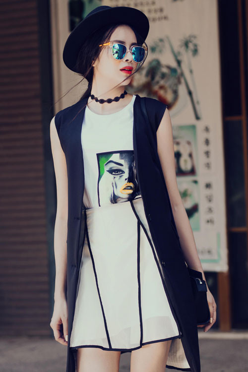 Sau hai năm ở Mỹ, Mỹ nhân “Oan hồn” Sella Trương vừa về thăm nhà và nhận lời mời chụp bộ ảnh gợi cảm trước biển.