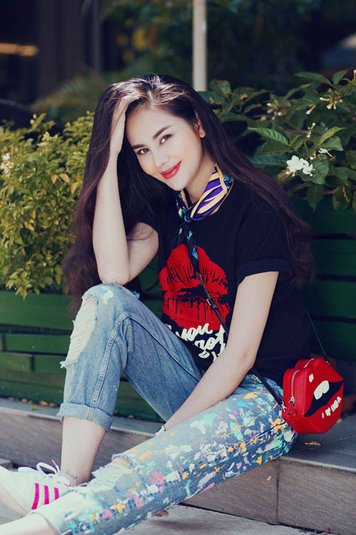 Sella Trương bắt đầu niềm đam mê nghê thuật thứ 7 với một số vai diễn truyền hình như Gọi nắng, Xúc xắc mùa thu...