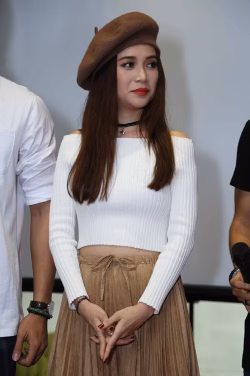 Được khen ngợi trong thời gian qua về gu thời trang ngày càng chất, Sĩ Thanh tiếp tục chứng tỏ phong độ trong buổi offline.