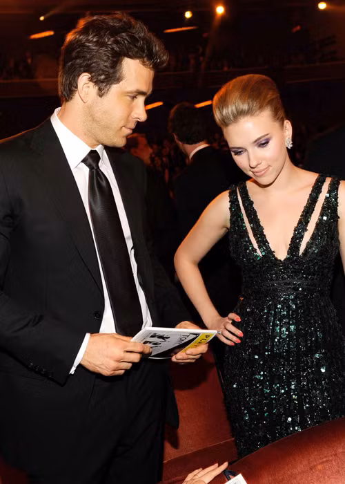 Ryan Reynolds và Scarlett Johansson đã yêu nhau rất thắm thiết. Vì vậy, vụ ly hôn của sao Holywood này vào năm 2011 được coi là một cú sốc rất lớn ở Hollywood. Mặc dù sau đó, cả hai người đều hạnh phúc bên tình mới nhưng Ryan và Scarlett vẫn giúp đỡ lẫn nhau trong sự nghiệp.