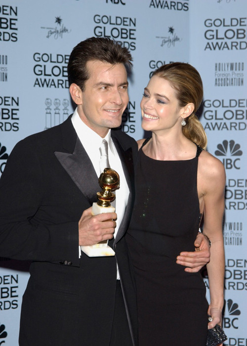 Denise Richards và Charlie Sheen - cặp sao Hollywood ly hôn vào năm 2006. Điều đáng ngạc nhiên hơn, họ vẫn có mối quan hệ tốt đẹp mặc dù Charlie từng đối xử với vợ cũ rất bạc bẽo. Thậm chí, anh từng đuổi vợ con ra đường.