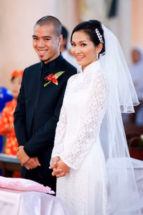 Trải qua gần 6 năm "sống thử" và có con chung là bé Sonic, Kim Hiền mới quyết định đi đến đám cưới. Trong lễ cưới giản dị ấm cùng ấy, nữ diễn viên "Dốc tình" hạnh phúc nghẹn ngào. Ấy vậy mà chỉ sau đám cưới 2 tháng, tình yêu niềm tin của cô vỡ vụn khi chính chồng là người phá nát. DJ Phong đã lừa dối Kim Hiền và con trai.