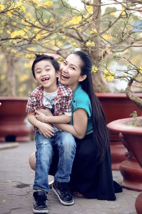 Cuối cùng, Kim Hiền dứt áo ra đi mang theo con trai nhỏ. Cũng từ ấy, cô buộc phải bản lĩnh để khẳng định bản thân, kiếm thật nhiều tiền làm chỗ dựa cho con trai. Kim Hiền đã từng chia sẻ, cô không còn niềm tin vào tình yêu và với cô con trai nhỏ chính là tình yêu duy nhất.