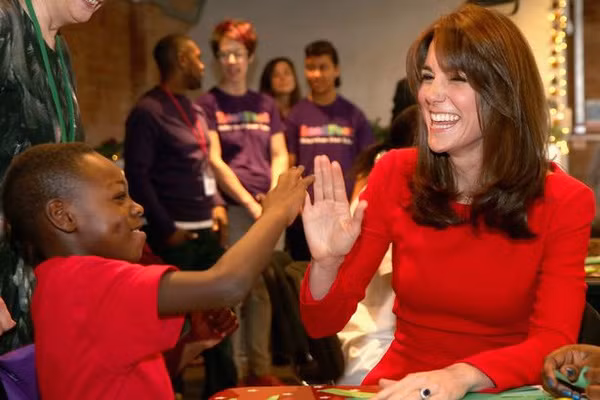 Công nương Anh đập tay vui đùa cùng một cậu bé.