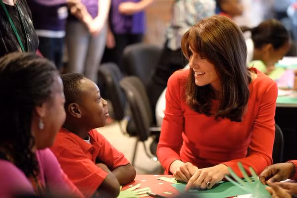 Sáng 15/12, công nương Kate Middleton đã có chuyến thăm và tặng quà cho các em nhỏ nhân dịp Giáng sinh tại Trung tâm Freud Anna ở Islington (London).