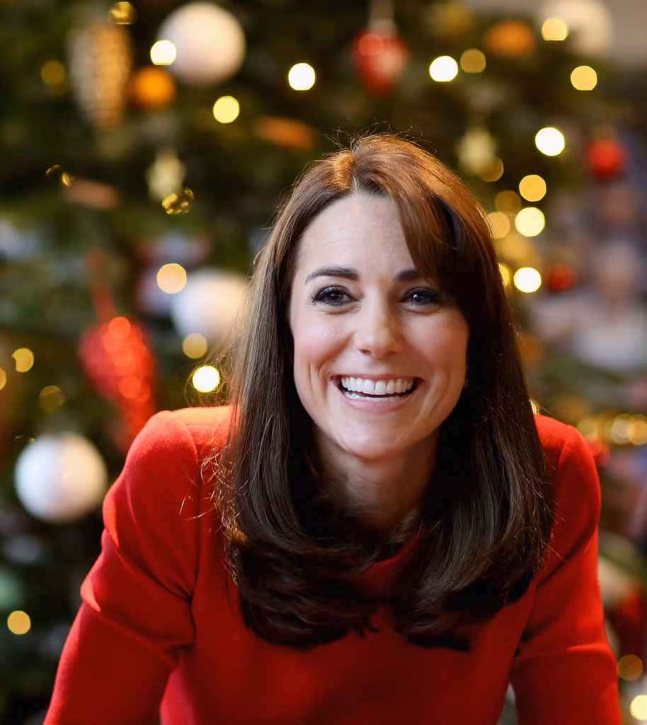 Diện váy Alexander McQueen màu đỏ, Kate Middleton đẹp ngọt ngào, rạng rỡ.