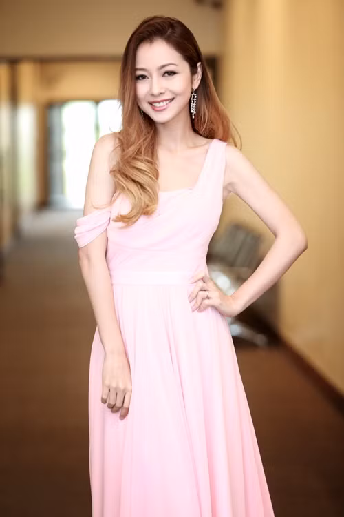 Dù Jennifer Phạm trải qua một lần đổ vỡ nhưng bằng bản lĩnh, sự khéo léo của mình, cô vẫn có được hạnh phúc viên mãn. Không chỉ vậy, người đẹp còn có sự nghiệp thành công và giữ được nhan sắc yêu kiều lộng lẫy.