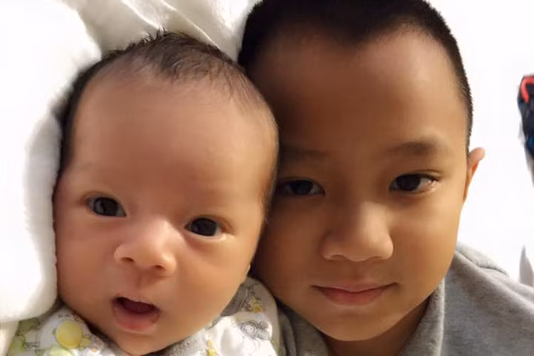 Cậu cả nhà Hồng Ngọc cũng tỏ ra yêu chiều và rất bám em. Dù còn nhỏ nhưng bé cũng biết một số việc chăm sóc em nhỏ phụ giúp mẹ những lúc mẹ bận rộn.