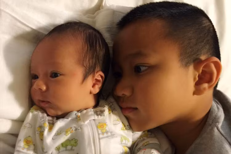 Dù tình yêu thương bị bố mẹ san sẻ cho 2 tình yêu nhỏ hơn nhưng cậu vẫn luôn vui vẻ yêu thương và không hề tỏ ra ích kỷ như nhiều em bé cùng trang lứa.