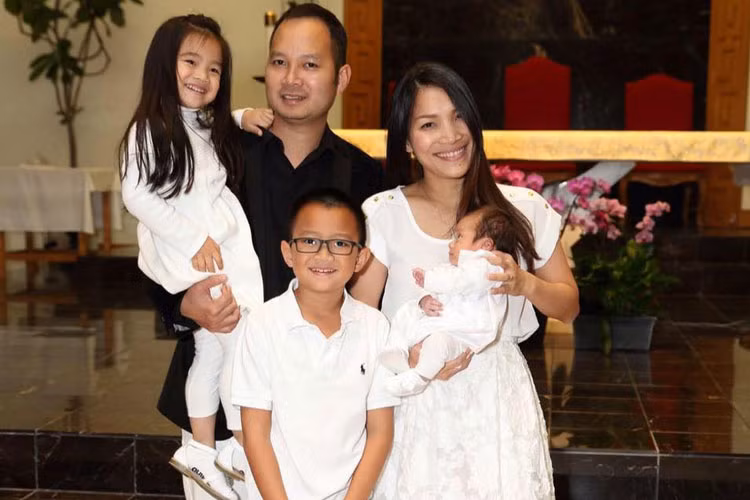 Trải qua một "lần đò" với nhạc sĩ Minh Nhiên, ca sĩ Hồng Ngọc đã tìm được bến đỗ bình yên bên "ông bầu" show hải ngoại Thomas Nguyễn. Tuy bằng tuổi nhau cùng sinh năm 1978, nhưng anh lại mang đến cho cô ca sĩ "Mắt nai" một "vùng trời bình yên". Hồng Ngọc cho biết cô rất hạnh phúc khi có được người chồng tâm đầu ý hợp và luôn là bờ vai vững chãi cho cô. (Ảnh chụp cả gia đình ca sĩ Hồng Ngọc tại nhà thờ ở Mỹ)