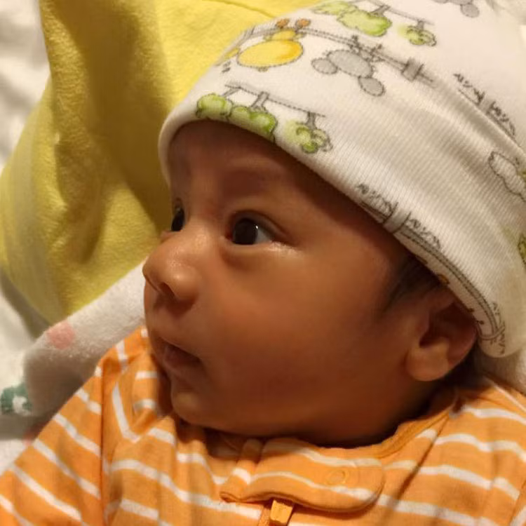 Cậu bé Jacob Chấn Hào Nguyễn được sinh ra trong tình yêu thương đủ đầy của ba mẹ và anh chị. Dù mới được một tháng tuổi nhưng con trai Hồng Ngọc khá cứng cáp và đáng yêu.