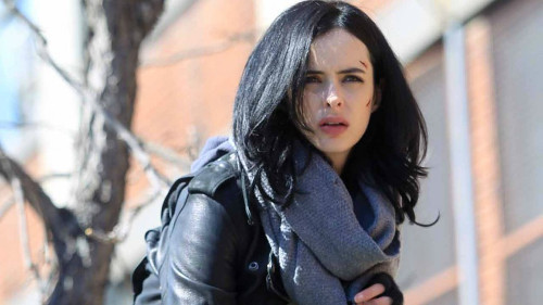  Krysten Ritter trong vai Jessica Jones. Nữ diễn viên Krysten Ritter đảm nhận vai chính trong bộ phim truyền hình hợp tác giữa Marvel và Netflix mang tên Jessica Jones. Các trailer của phim đều cho thấy Jessica Jones vô cùng mạnh mẽ và tự tin. Không chỉ là một thám tử tuyệt vời, Jessica Jones còn có sức mạnh và quyền lực đặc biệt. Chắc chắn Krysten Ritter sẽ là một nhân vật anh hùng đáng để theo dõi.