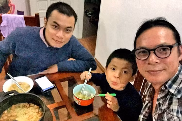 Với cuộc hôn nhân đầu tiên, Trần Lực có một cậu con trai tên là Trần Hoàng (bên trái). Hiện tại, Trần Hoàng đã ngoài 20 tuổi và đang làm việc tại hãng phim Đông A do Trần Lực và Mỹ Trang cùng thành lập.