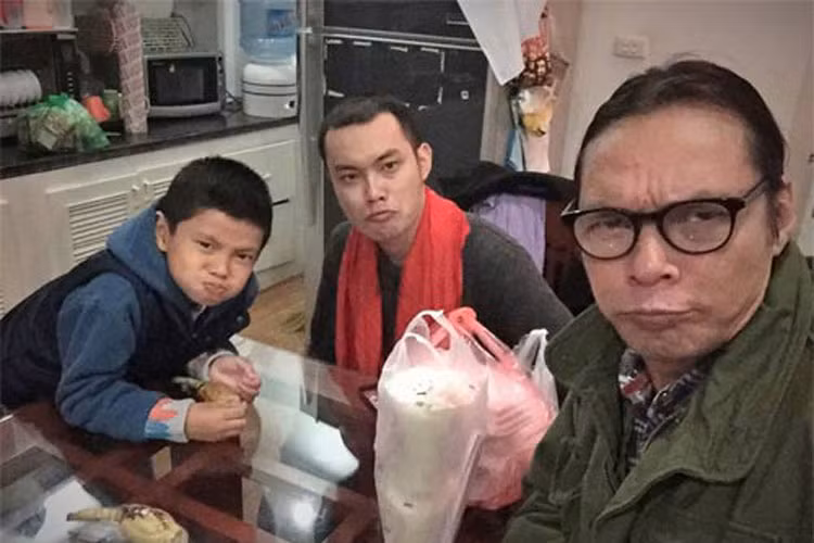 Ngoài Trần Hoàng, ông bố đông con Trần Lực còn có hai cậu con trai và một cô con gái với người vợ hiện tại. Trong ảnh, đạo diễn Trần Lực chụp ảnh cùng cậu con trai cả và cậu con trai thứ hai tên là Trần Tú (7 tuổi). Ở nhà, Trần Tú có tên thân mật là Bờm.