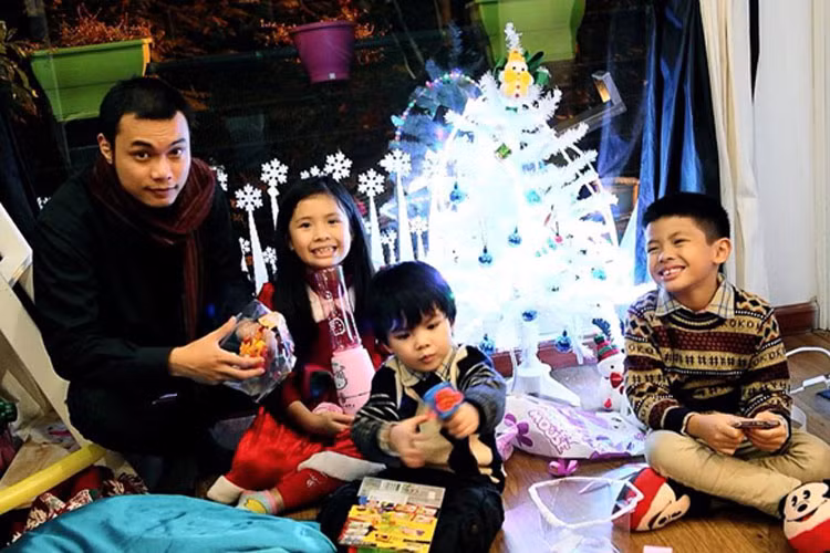 Bốn đứa con cưng của Trần Lực quây quần bên nhau vào dịp giáng sinh. Dù bận rộn với công việc nhưng vị đạo diễn và vợ luôn cô gắng dành nhiều thời gian bên các con.