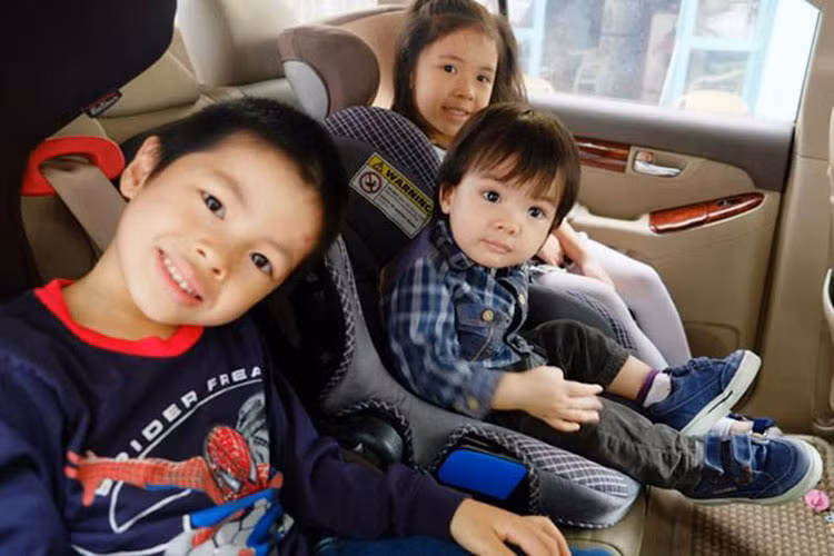 Cô bé cùng hai cậu em tinh nghịch luôn yêu thương nhau.