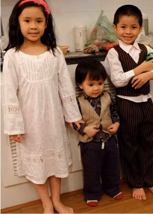 Con gái của đạo diễn Trần Lực - bé Bông (8 tuổi) xinh xắn và suy nghĩ khá chín chắn.