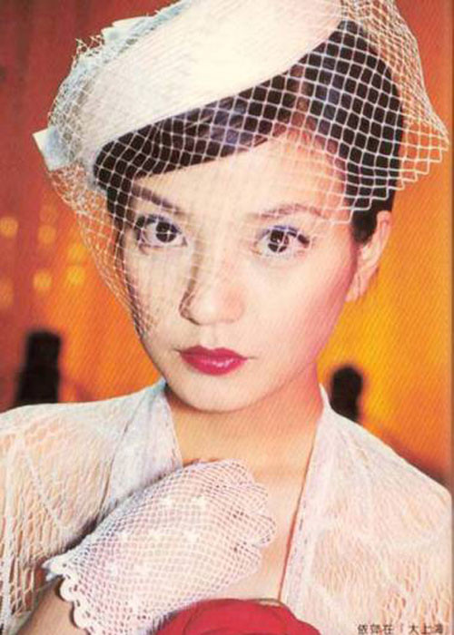 Đảm nhận vai Lục Y Bình, cô con gái xinh đẹp mạnh mẽ của Lục Chấn Hoa, Triệu Vy đã thành công khi lột tả tính cách nhân vật. Trước đó, nữ diễn viên đã tạo được dấu ấn với vai Tiểu Yến Tử trong bộ phim đình đám “Hoàn châu cách cách”.