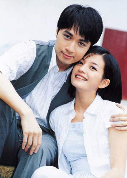 Sinh năm 1972, Cổ Cự Cơ là diễn viên, ca sĩ Hong Kong. Trong “Tân dòng sông ly biệt”, anh vào vai chàng ký giả Hà Thư Hoàn. Sở hữu khuôn mặt điển trai, Cổ Cự Cơ được khán giả yêu thích hơn cả Tô Hữu Bằng vào thời điểm đó.