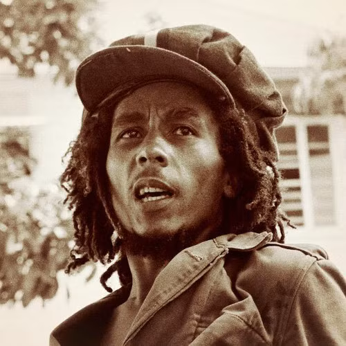  Bob Marley. Đứng thứ 4 là huyền thoại nhạc reggae, Bob Marley. Khi qua đời, Bob Marley trở thành một doanh nhân ăn nên làm ra khi sở hữu hai công ty. Cùng với đó là doanh thu của 75 triệu album được bán ra mỗi ngày. Thu nhập trong năm 2015 của Bob Marley chạm đến mốc 40 triệu USD.