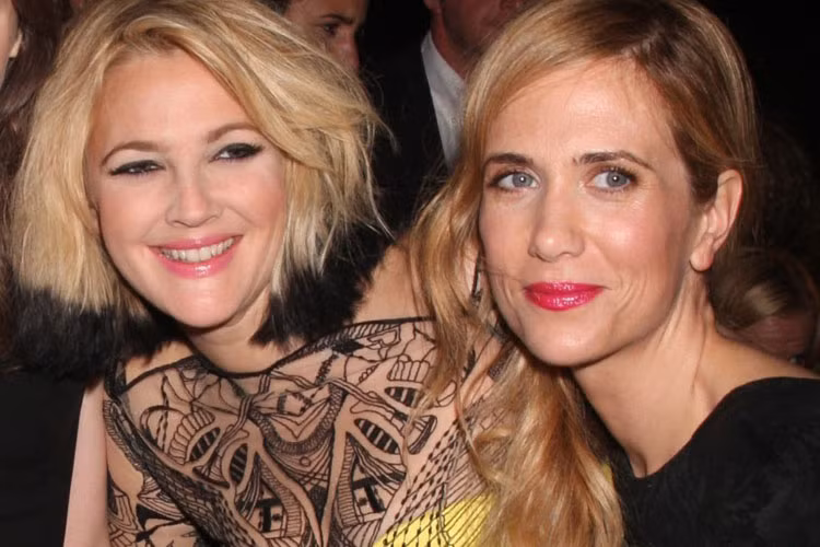 Drew Barrymore (trái) và Fabrizio Moretti từng là một cặp nhưng mối quan hệ của họ kết thúc vào năm 2007. Năm năm sau, nữ danh hài Kristen Wiig bắt đầu hẹn hò Moretti. Là những người bạn, Drew lại không cảm thấy khó chịu với mối quan hệ Kristen và tình cũ.