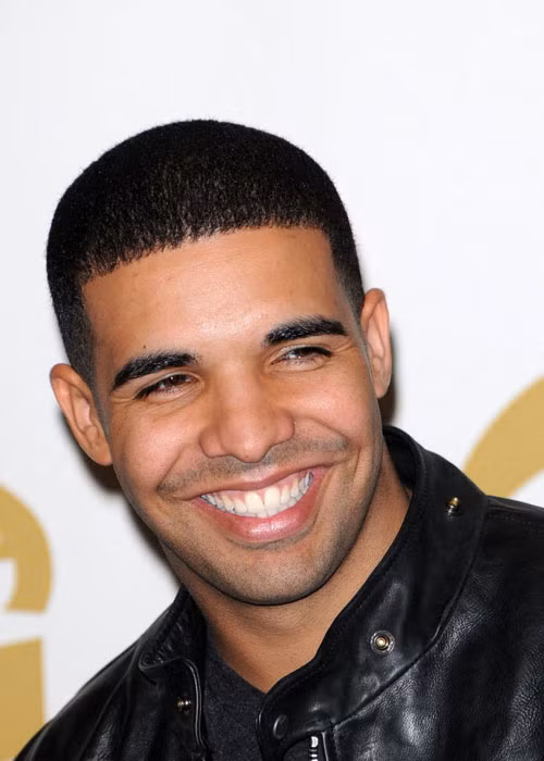 Drake (ảnh) và Chris Brown đánh mất tình bạn khi Drake gắn bó với Rihanna - người tình cũ của Chris. Thậm chí, hai anh chàng này đã ẩu đả vì nữ ca sĩ.