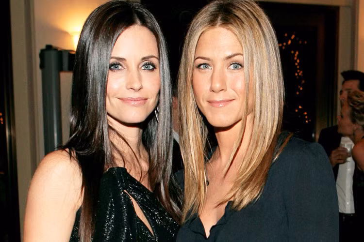 Jennifer Aniston (phải) và Courteney Cox được cho là những người bạn thân thiết nhất ở Hollywood. Tuy nhiên, họ ngày càng lạnh nhạt vào giữa những năm 1990, khi Aniston hẹn hò Adam Duritz. Hiện tại, Jennifer đã kết hôn với Justin Theroux còn Courteney đang có một mối quan hệ nghiêm túc hơn.