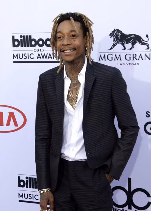 Tác giả của bản hit “See you again” Wiz Khalifa đã có quan hệ tốt với Kanye West khi anh đã kết hôn với tình cũ của bạn thân Amber Rose. Năm 2014, Rose đệ đơn ly dị với Khalifa nhưng cho biết vẫn còn tình cảm với anh. Trong khi đó, Kanye West bày tỏ rất tôn trọng người bạn cũ.