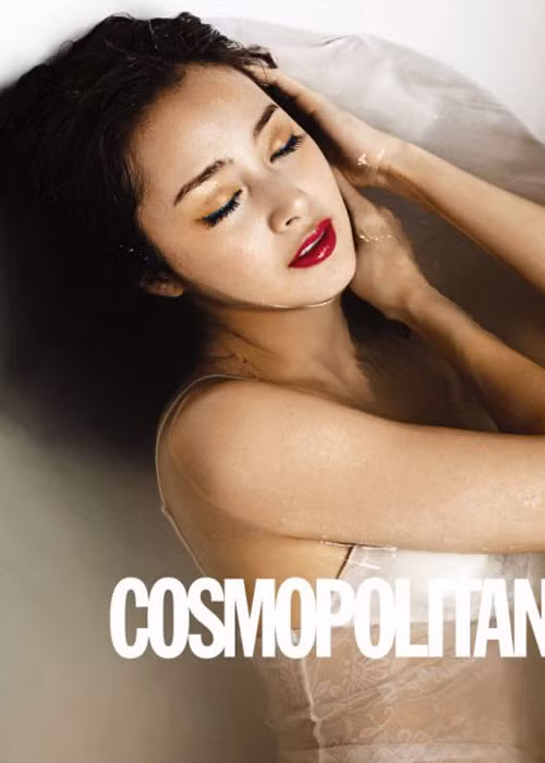 Ngọc nữ khoe vẻ gợi cảm, nóng bỏng trong bộ ảnh được đăng trên tạp chí Cosmopolitan.