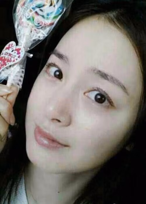 Sở hữu làn da mịn màng trắng sáng nên bạn gái của Bi Rain tự tin khi để mặt mộc.