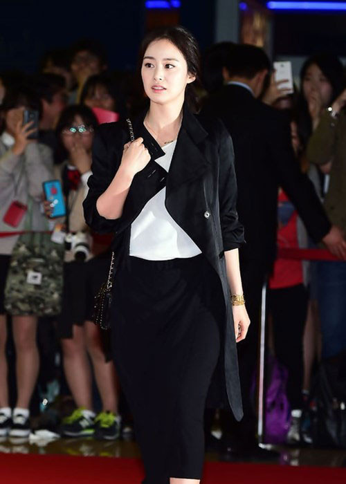 Ngay cả khi ăn diện đơn giản nhưng nữ diễn viên vẫn toát lên vẻ đẹp cuốn hút đến lạ lùng.