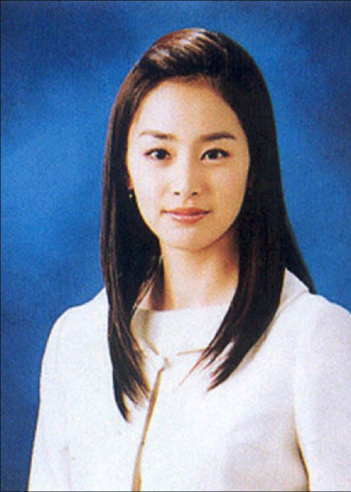 Ngay từ khi còn ngồi trên ghế nhà trường, Kim Tae Hee đã nổi bật về nhan sắc. Được biết, nữ diễn viên đã tốt nghiệp trường Đại học Seoul với điểm số rất cao.