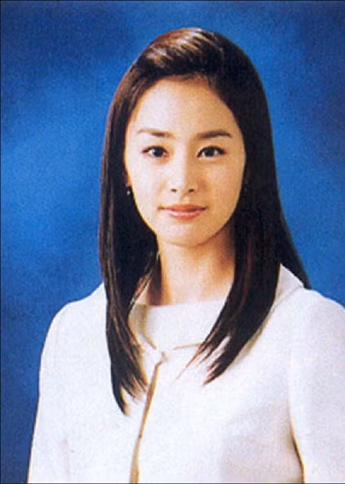 Ngay từ khi còn ngồi trên ghế nhà trường, Kim Tae Hee đã nổi bật về nhan sắc. Được biết, nữ diễn viên đã tốt nghiệp trường Đại học Seoul với điểm số rất cao.