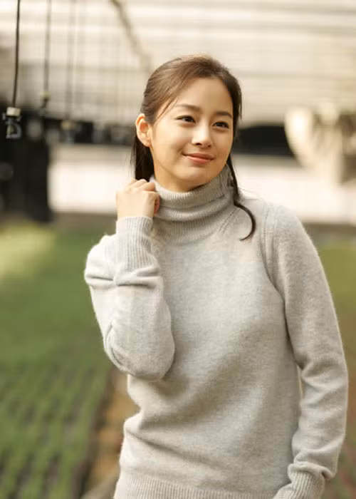 Tham gia bộ phim đình đám “Chuyện tình ở Harvard” năm 2004, diễn viên Kim Tae Hee tiếp tục gây ấn tượng với vẻ đẹp trong sáng, thuần khiết.